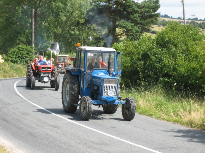 ../Images/Fr. Murphy Vintage Tractor Run 2006--42.JPG